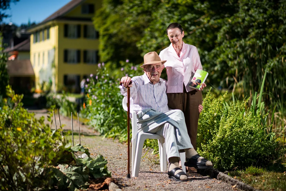 Tibet und der Buddhismus verbanden Roswitha Kuhn und ihren Mann Jacques. Mann und Frau im Garten
